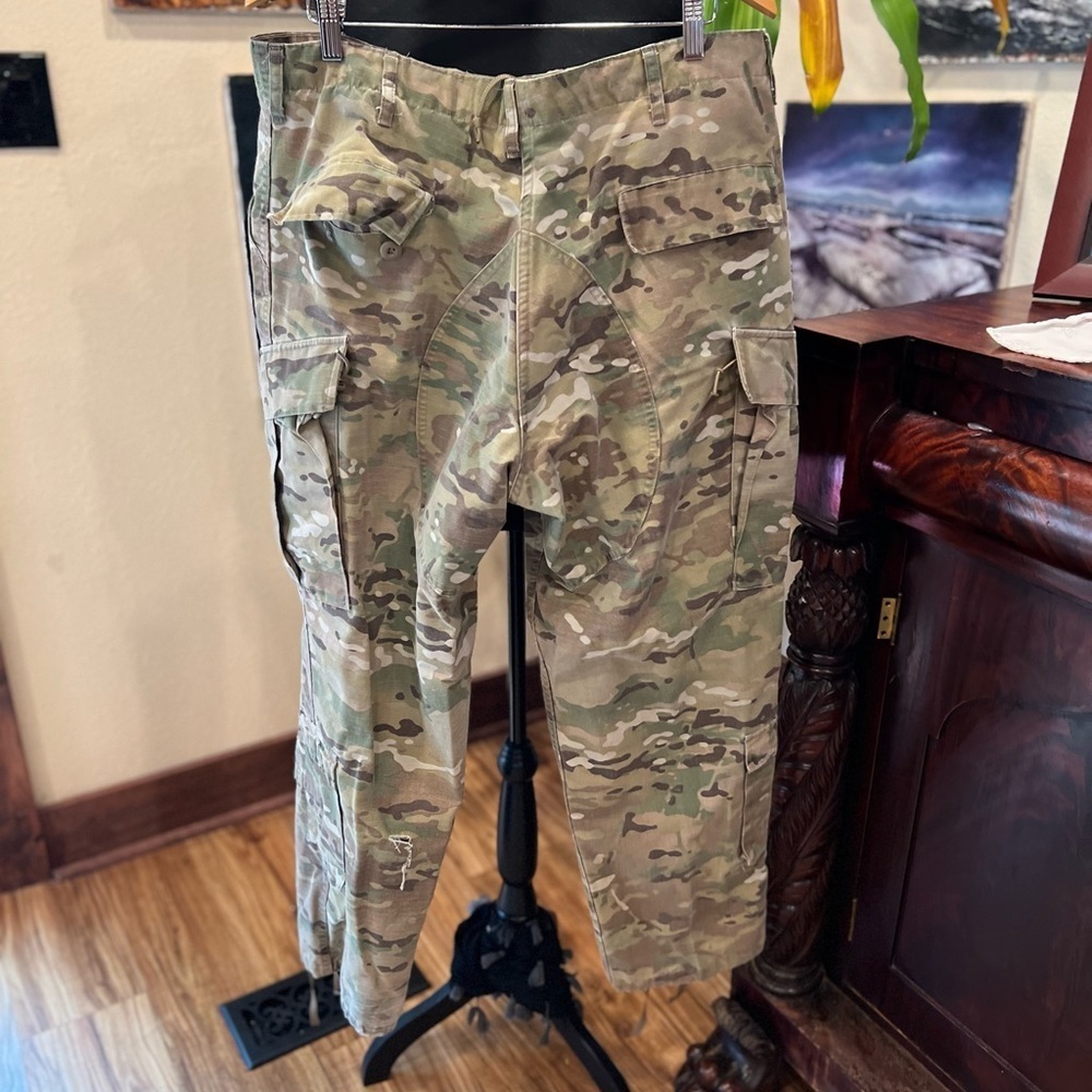 Army Combat Uniform pants size large regular in GUC